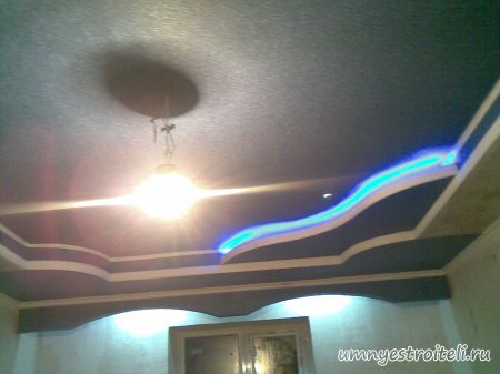 Фото трёх ярусного потолка из гипсокартона в зале-гостиной